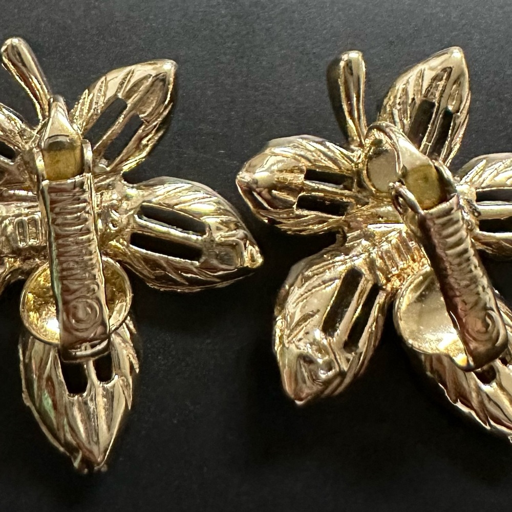 Vintage Goldtone SARAH COVENTRY Leaf Clip on Earrings - Picture 2 of 2
